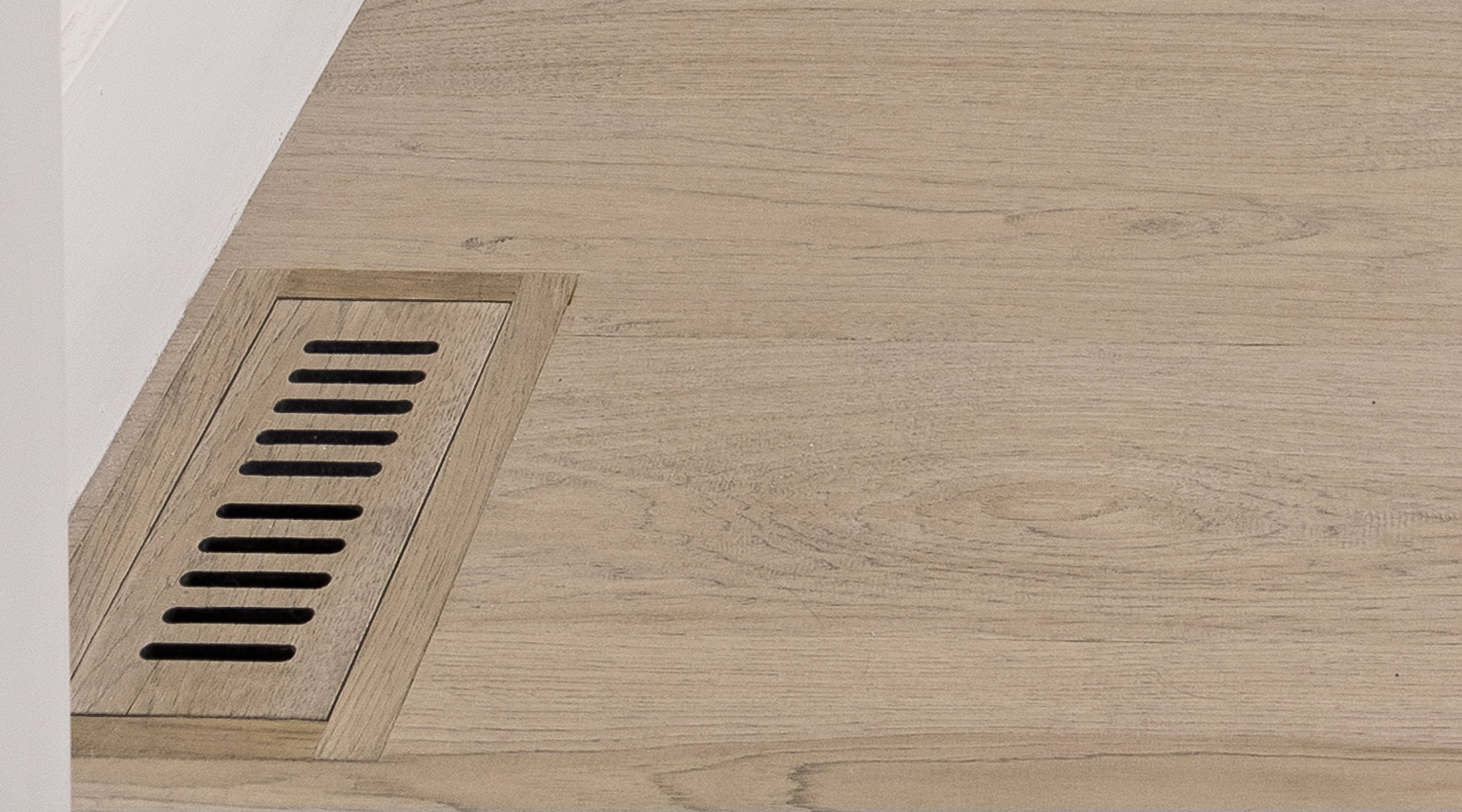 https://urbanwoodfloor.com/wp-content/uploads/2025/02/vent-Avila-Hickory-bed-hall.jpg